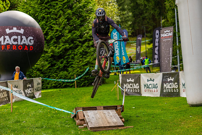 Rabenberg fordert die Enduro One: Frederiksen siegt im Regen